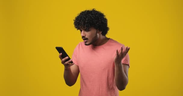 Junger Indischer Mann Tippt Handy Und Blickt Dann Überrascht Frustriert — Stockvideo