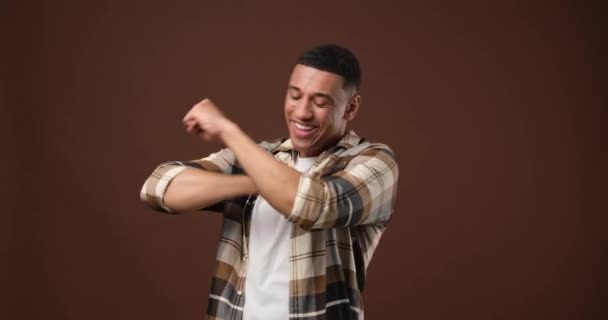 若いアフリカ系アメリカ人の男がブラウンスタジオの背景で踊っている Dci 二重スローモーション — ストック動画