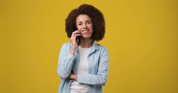 Joven Hermosa Sonriente Mujer Afroamericana Hablando Por Teléfono Contestando Una — Vídeo de stock