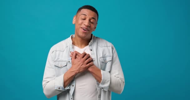 Χαριτωμένος Αφροαμερικάνος Που Απολαμβάνει Καλά Νέα Σφιγμένα Χέρια Στο Στήθος — Αρχείο Βίντεο