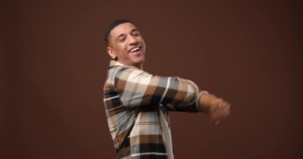 快乐的年轻的非洲裔美国人在棕色工作室的背景下跳舞 Dci 2X慢动作 — 图库视频影像