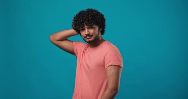 Ung Indian Man Nöjd Glad Kille Står Över Blå Studio — Stockvideo