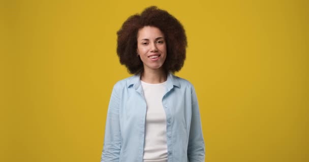 누군가 목소리를 카메라를 매력적 아프리카 미국인 여성을 웃으며 주황색 스튜디오 — 비디오