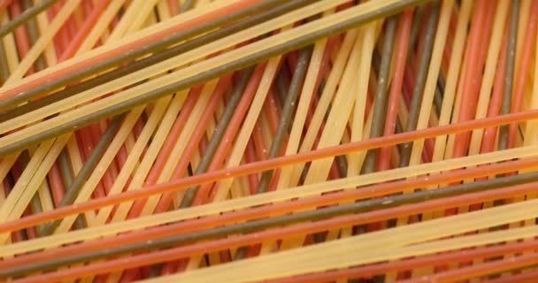 Pasta Backgroud Macro View Van Dry Authentieke Italiaanse Kleurrijke Spaghetti — Stockvideo