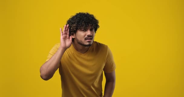 Nyfiken Intresserad Rolig Förvånad Indian Man Håller Handen Nära Örat — Stockvideo