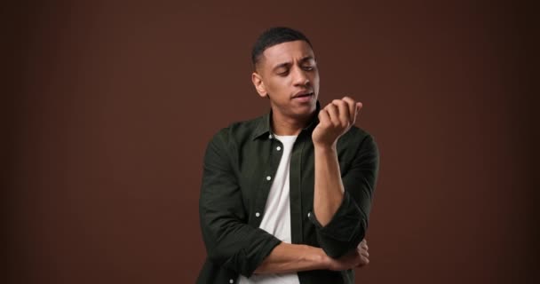 Pensive African American Man Counting Fingers Standing Brown Studio Background — Stock Video