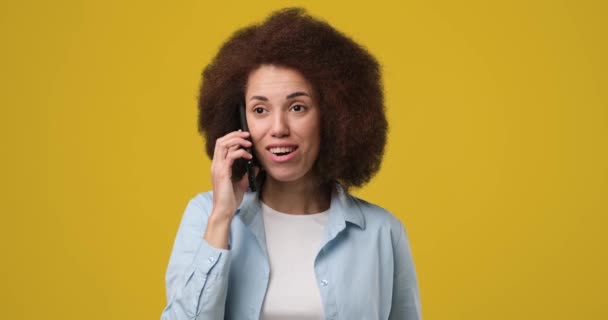 Jeune Belle Femme Afro Américaine Souriante Qui Parle Téléphone Répondant — Video