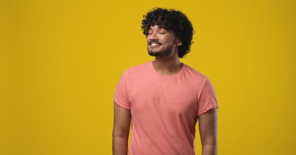 Amazed Usmívající Mladý Indián Ukazující Ukazováčkem Boční Prázdnou Kopii Místa — Stock video