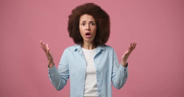 Emotioneel Onbegrijpelijk Afrikaans Amerikaanse Vrouw Schouders Ophalen Handen Opsteken Vragen — Stockvideo