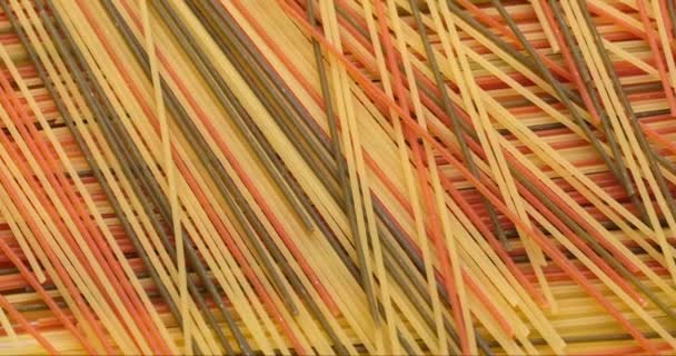 Pasta Backgroud Macro View Van Dry Authentieke Italiaanse Kleurrijke Spaghetti — Stockvideo