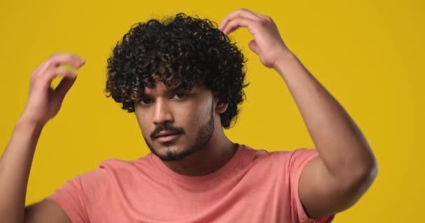Ung Stilig Indian Man Tittar Kameran Som Spegeln Smartens Sig — Stockvideo