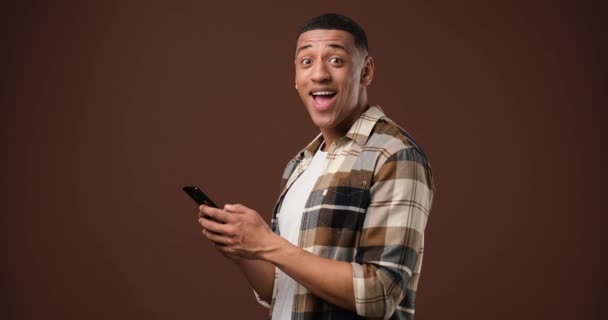 Jonge Glimlachende Afro Amerikaanse Man Met Een Mobiele Telefoon Boven — Stockvideo