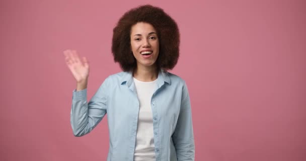 Mutlu Dost Canlısı Genç Afro Amerikan Kadın Selamlaşarak Pembe Arka — Stok video