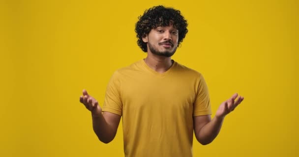 Bearded Indian Tittar Kameran Och Talar Gestikulerande Stående Orange Studio — Stockvideo