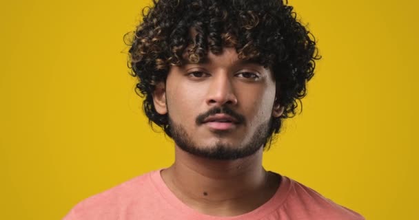 Fiatal Indiai Férfi Elégedett Boldog Fickó Áll Narancssárga Háttér Felett — Stock videók
