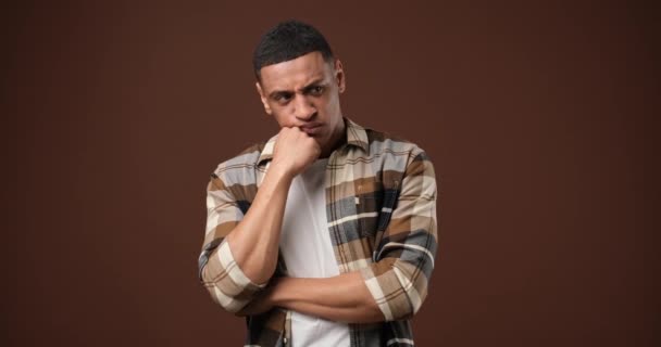 Junger Afroamerikanischer Mann Der Über Braunem Studiohintergrund Steht Und Nachdenkt — Stockvideo