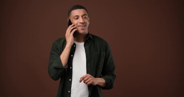 Jovem Sorridente Afro Americano Falando Telefone Respondendo Telefonema Sobre Fundo — Vídeo de Stock
