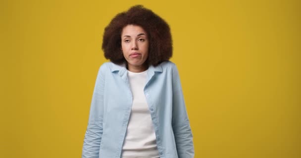 Збентежена Молода Афроамериканська Жінка Виглядає Заплутаними Плечима Обличчі Знає Жестів — стокове відео