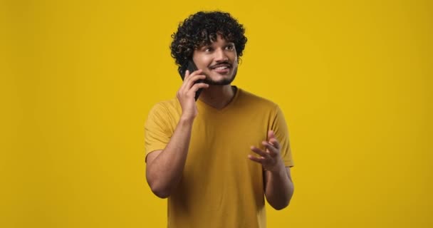Joven Indio Sonriente Hablando Por Teléfono Contestando Una Llamada Sobre — Vídeo de stock