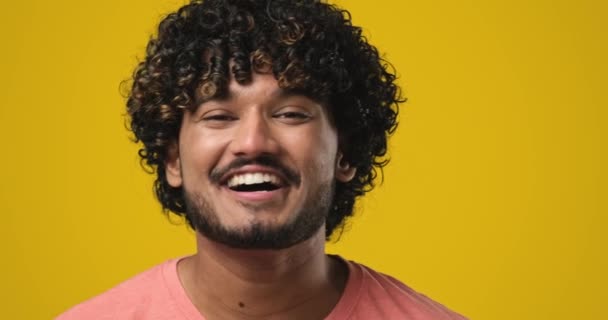 Νεαρός Ινδιάνος Ικανοποιούσε Τον Χαρούμενο Τύπο Που Στεκόταν Πάνω Από — Αρχείο Βίντεο