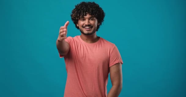 Ung Indian Man Sträcker Handen För Ett Handslag Och Hälsning — Stockvideo