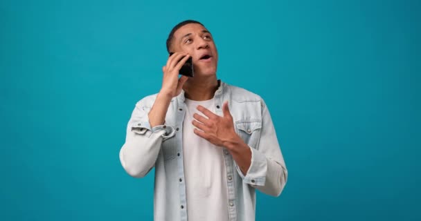 Joven Afroamericano Sonriente Hablando Por Teléfono Contestando Una Llamada Pie — Vídeo de stock