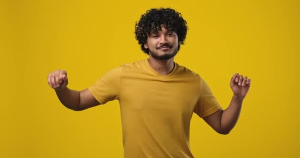 Ung Indian Skäggig Kille Med Lockigt Hår Bär Shirt Dans — Stockvideo