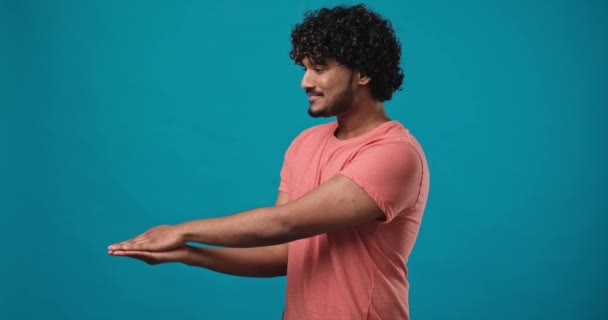 Jeune Homme Indien Montrant Taille Avec Les Mains Debout Sur — Video