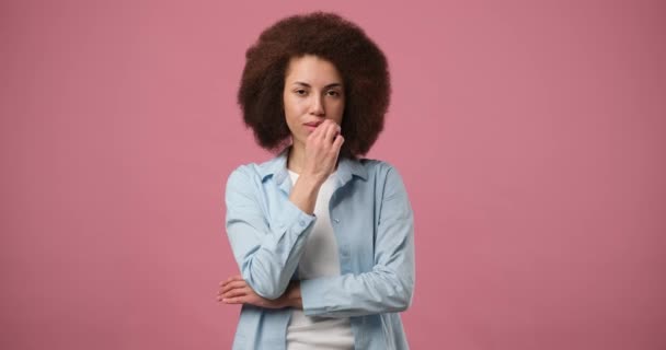 年轻的非洲裔美国女人看着相机 露出拉链的合嘴姿态 形象地沉默 不想在粉红的演播室背景下孤立地交谈 Dci 2X慢动作 — 图库视频影像