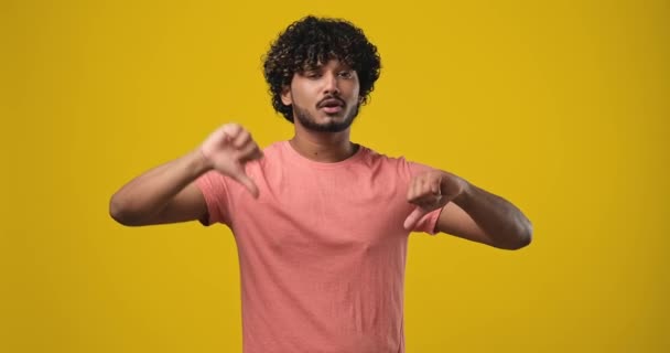 Feldúlt Boldogtalan Indián Férfi Megdörzsöli Kezét Hüvelykujját Lefelé Mutatva Jelez — Stock videók