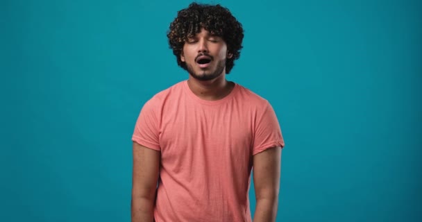 Uttråkad Utmattad Ung Indian Man Gäspar Och Tittar Kameran Står — Stockvideo