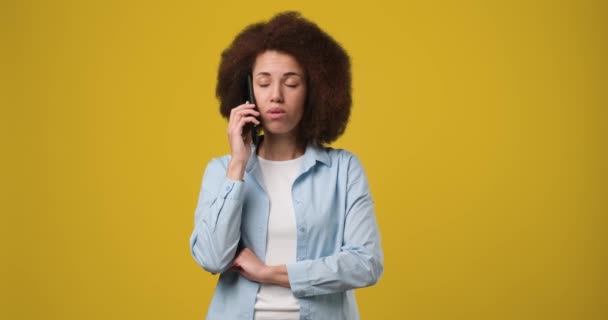 Mladá Krásná Vážně Frustrovaná Afroameričanka Mluví Telefonu Zvedá Telefon Přes — Stock video