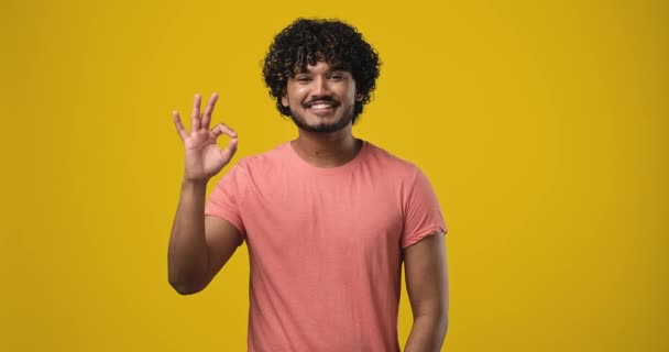 Genç Hintli Adam Kahverengi Stüdyo Arka Planında Iyi Niyet Göstergesi — Stok video