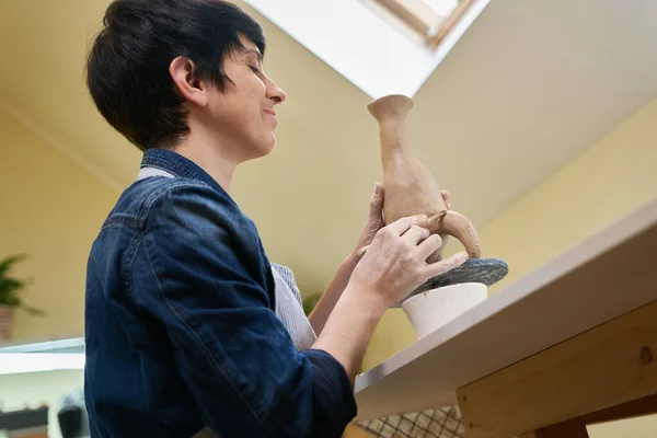 Kadın Kilden Vazoyu Elleriyle Yontuyor Sanat Stüdyosuna Yakın Çekim Yapıyor — Stok fotoğraf
