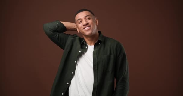 Joven Afroamericano Hombre Satisfecho Chico Feliz Pie Sobre Fondo Estudio — Vídeos de Stock