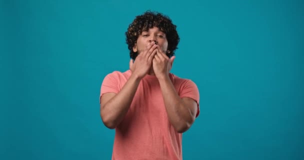 Ung Indian Man Ger Luft Kyss Och Ler Tittar Kameran — Stockvideo