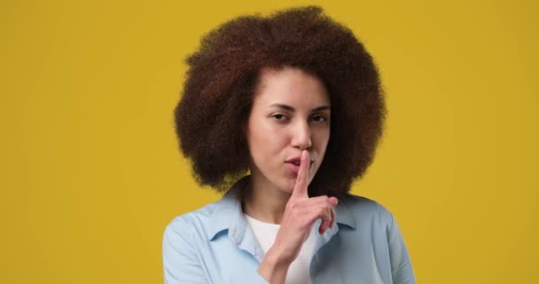 Ung Afroamerikansk Kvinna Gesturing Finger Lips Leende Visar Håll Tyst — Stockvideo