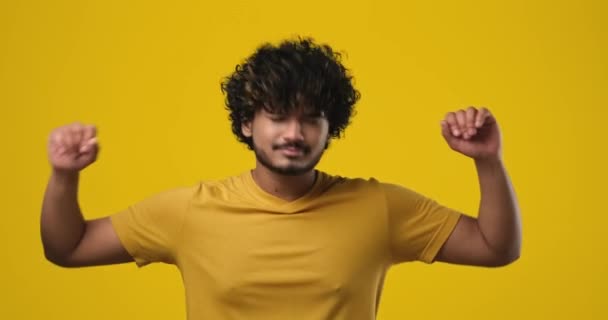 Jeune Homme Barbu Indien Aux Cheveux Bouclés Portant Shirt Dansant — Video