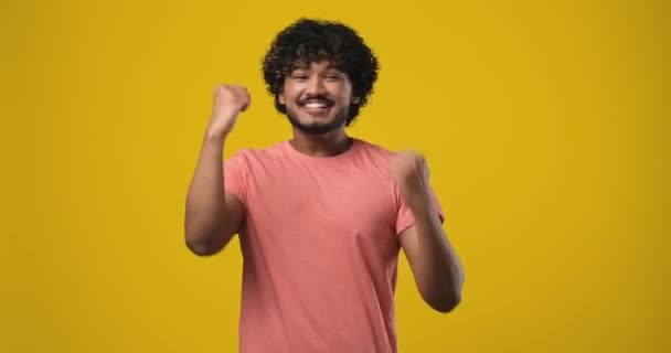 Νεαρός Έκπληκτος Ινδός Γιορτάζει Νίκη Απολαμβάνοντας Την Επιτυχία Στέκεται Πάνω — Αρχείο Βίντεο