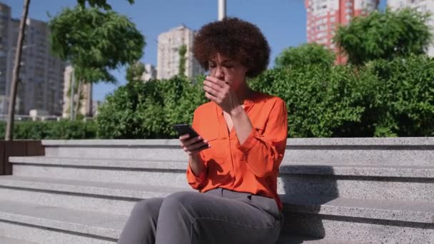 Fiatal Afro Amerikai Göndör Haj Gazdaság Okostelefon Szörfözés Mobil Alkalmazások — Stock videók