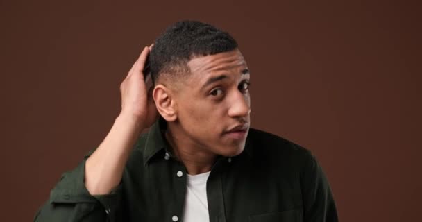 Junger Afrikanisch Amerikanischer Mann Blickt Die Kamera Wie Einen Spiegel — Stockvideo