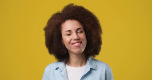Zâmbind Femeie Afro Americană Atractivă Părul Creț Uitându Camera Luat — Videoclip de stoc