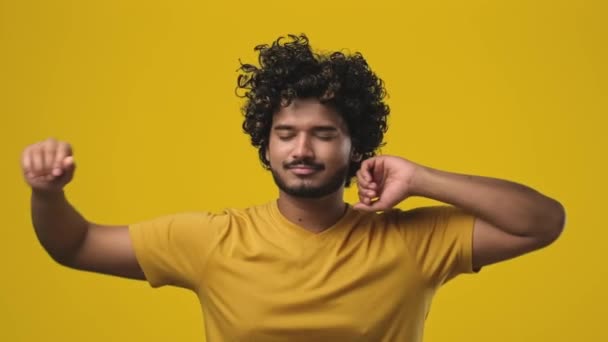 Jeune Homme Barbu Indien Aux Cheveux Bouclés Portant Shirt Dansant — Video