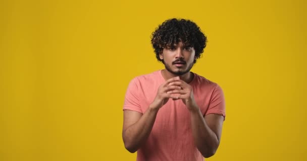 Genç Hintli Adam Televizyon Seyrediyor Favori Takımın Maçı Kaybetmesine Üzülüyor — Stok video