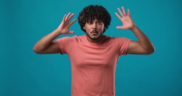 Şaşırmış Hintli Adam Şaşırdı Şaşırdı Kamera Mavi Stüdyo Arka Planında — Stok video