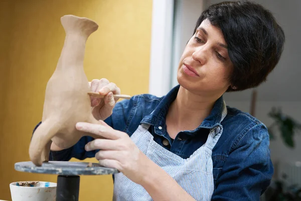 Kobieta Rzeźbi Wazon Gliny Ręcznie Zbliżenie Pracowni Artystycznej — Zdjęcie stockowe