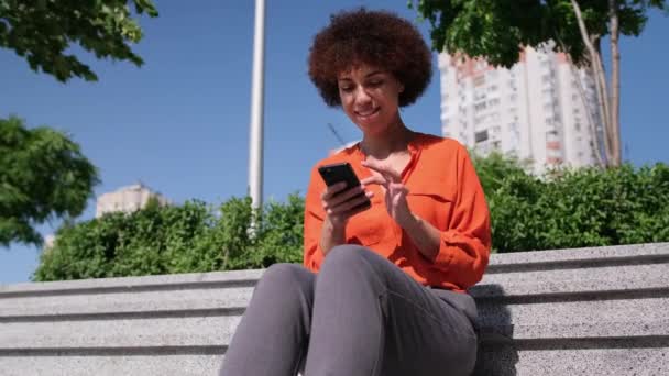Fiatal Afro Amerikai Göndör Haj Gazdaság Okostelefon Szörfözés Mobil Alkalmazások — Stock videók