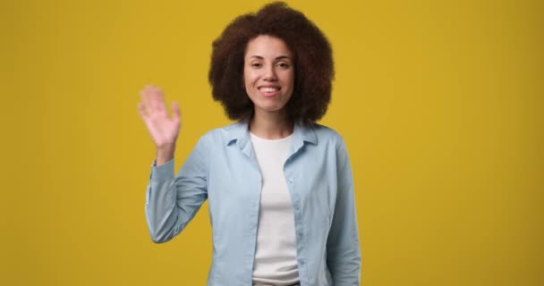 Młoda Uśmiechnięta Afroamerykanka Uściska Dłoń Pożegna Się Stojąc Nad Pomarańczowym — Wideo stockowe