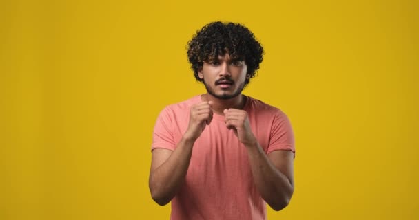 Genç Hintli Adam Televizyon Seyrediyor Favori Takım Hakkında Olumlu Duygular — Stok video