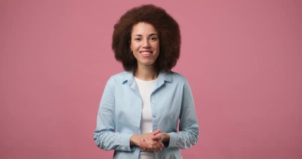 Uśmiechnięta Atrakcyjna Afroamerykanka Stojąca Nad Różowym Studiem Nadkomisarz Zwolnione Tempo — Wideo stockowe